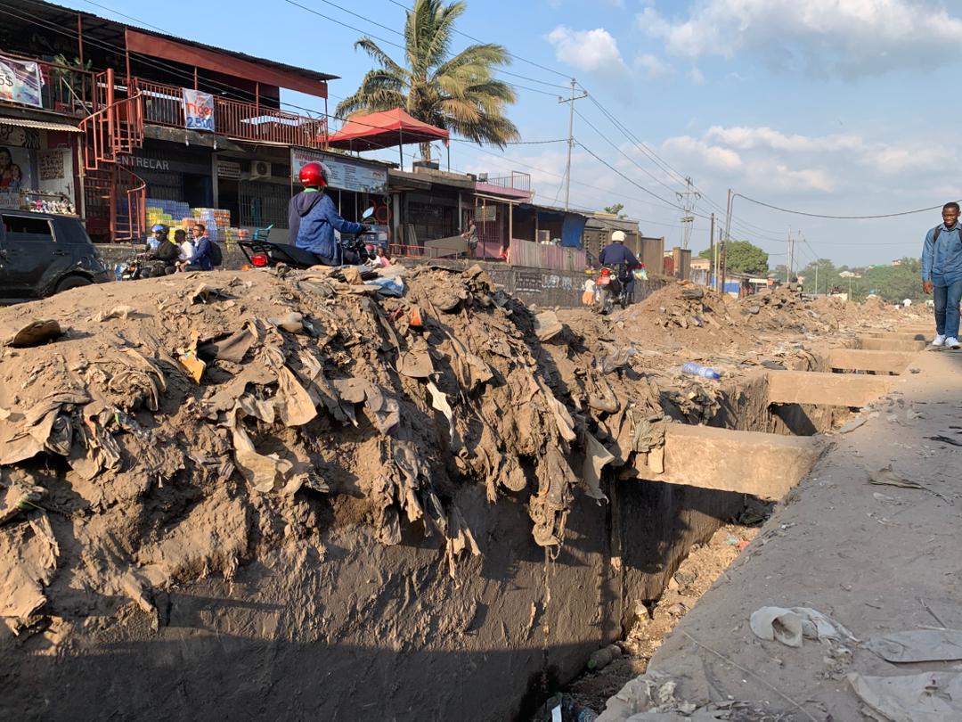 KINSHASA – MONT NGAFULA LA CHAUSSÉE TRANSFORMÉE EN DÉPOTOIR