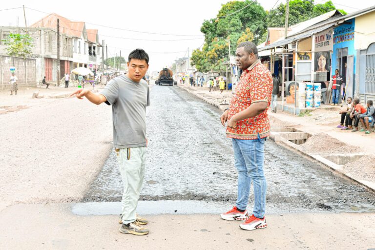 AUGUY KALONJI ÉVALUE LES TRAVAUX DE BITUMAGE SUR LA ROUTE B.A.T