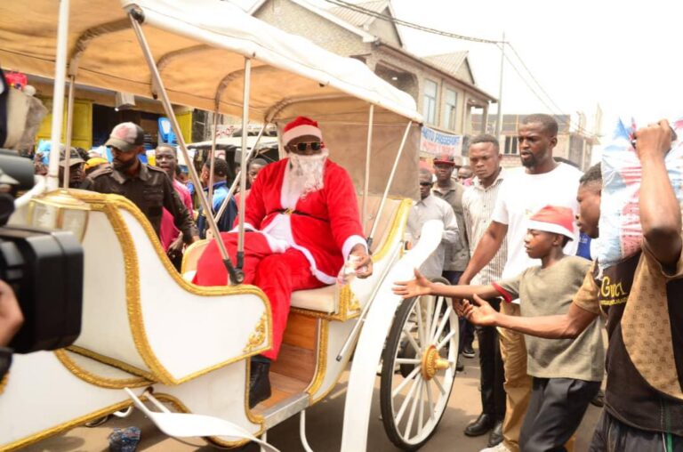 AUGUY KALONJI EN PÈRE NOËL POUR REDONNER LE SOURIRE AUX ORPHELINS