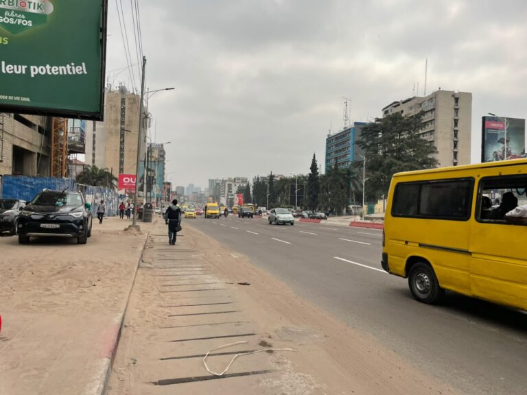 KINSHASA : L’INTERDICTION DE METTRE 3 PASSAGERS À L’AVANT DES TAXIS-BUS PEINE À ÊTRE RESPECTÉE